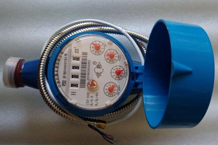 無(wú)線遠(yuǎn)傳水表是如何進(jìn)行數(shù)據(jù)采集傳輸?shù)模?/></p><p>　　當(dāng)水流入水表后，會(huì)沿著葉輪盒底部進(jìn)水孔進(jìn)入到計(jì)量機(jī)構(gòu)，水流會(huì)推動(dòng)葉輪旋轉(zhuǎn)，然后由葉輪盒上部出水孔的位置流出，正常情況下，葉輪轉(zhuǎn)速和水的流量是成正比的，葉輪轉(zhuǎn)動(dòng)的時(shí)候，就能夠通過(guò)齒輪傳遞給指示機(jī)構(gòu)，并記錄出流經(jīng)水表的水總量。記錄的用水量數(shù)據(jù)會(huì)通過(guò)無(wú)線網(wǎng)絡(luò)技術(shù)和后臺(tái)數(shù)據(jù)管理中心聯(lián)通，來(lái)實(shí)現(xiàn)遠(yuǎn)程抄表、網(wǎng)絡(luò)充值、遠(yuǎn)程控制和故障檢測(cè)。</p><p>　　<strong>水表的數(shù)據(jù)如何采集傳輸?</strong></p><p>　　水表是通過(guò)給計(jì)量基表安裝加傳發(fā)訊模塊，這樣就后臺(tái)就能夠接收無(wú)線抄表主機(jī)發(fā)出的抄表指令，由無(wú)線通訊模塊能夠?qū)⑺砩厦娴挠盟?/p><p>　　數(shù)據(jù)上傳到服務(wù)器，以便供水公司進(jìn)行抄表和計(jì)算水費(fèi)。</p><p>　　無(wú)線遠(yuǎn)程水表的安裝是非常簡(jiǎn)單容易的，其中，一根總線可以連接同一幢樓內(nèi)全部住戶的水表，可以大大節(jié)省施工費(fèi)用。其中數(shù)據(jù)采集器不參與底層數(shù)據(jù)的采集，僅僅作為通訊功能使用，計(jì)量不受外界影響。</p><p style=